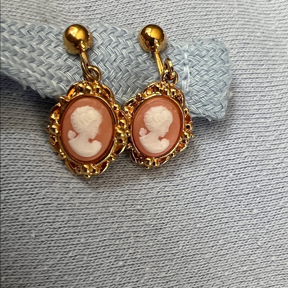 Elegant, Very Delicate Gold Cameo Earrings.WA543 - Picture 2 of 4